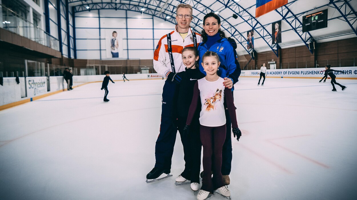 Martine Dagenais, son conjoint Alexander Volkov et leurs deux filles sur la glace de l'Académie Plushenko, à Moscou. Martine Dagenais, son conjoint Alexander Volkov et leurs deux filles sur la glace de l'Académie Plushenko, à Moscou.