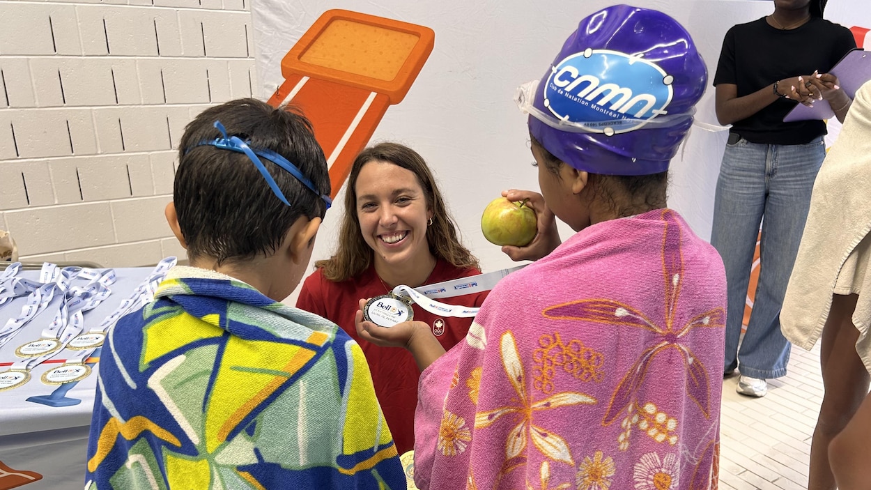 Le sport pour s’intégrer et s’engager : Mary-Sophie Harvey rencontre de jeunes nageurs