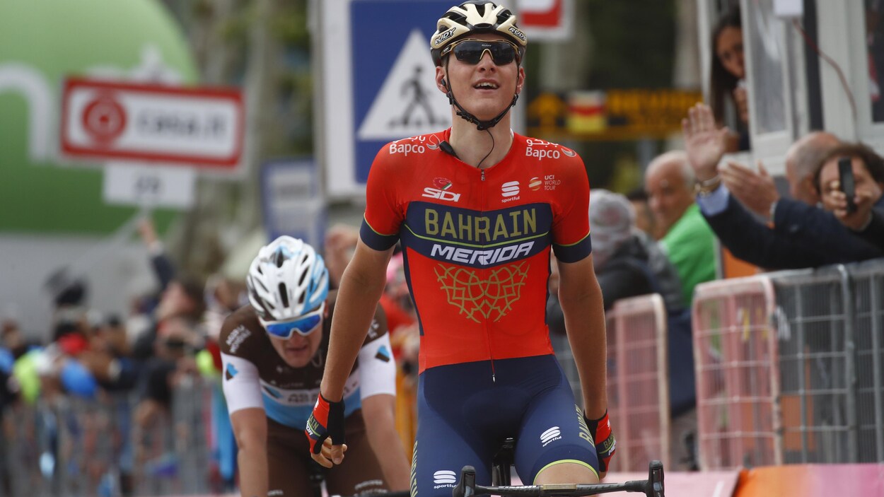 Matej Mohoric se relève, soulagé, à l'arrivée de la 10e étape du Tour d'Italie Matej Mohoric se relève, soulagé, à l'arrivée de la 10e étape du Tour d'Italie