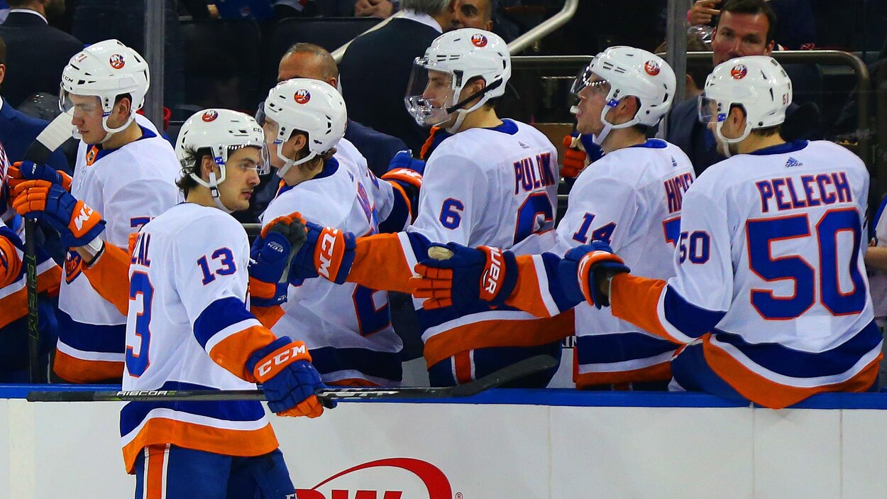 Mathew Barzal célèbre un but avec ses coéquipiers des Islanders. Mathew Barzal célèbre un but avec ses coéquipiers des Islanders.