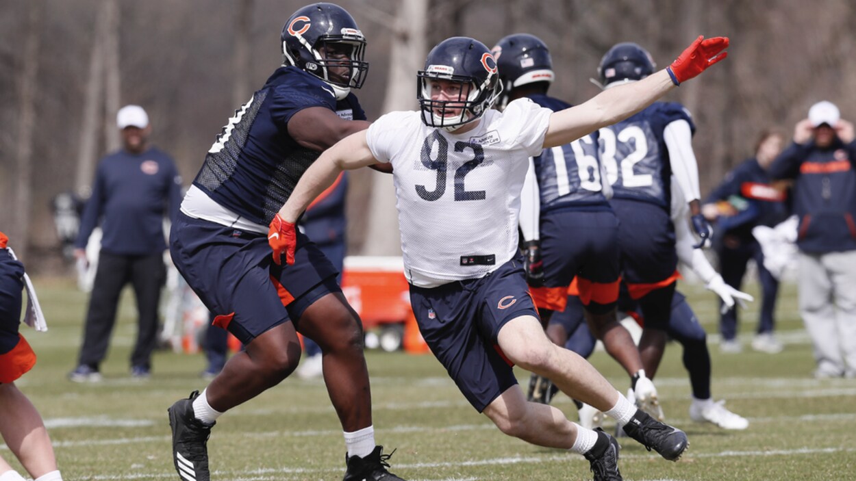 Il tente de se rendre au quart-arrière durant un entraînement des Bears de Chicago.