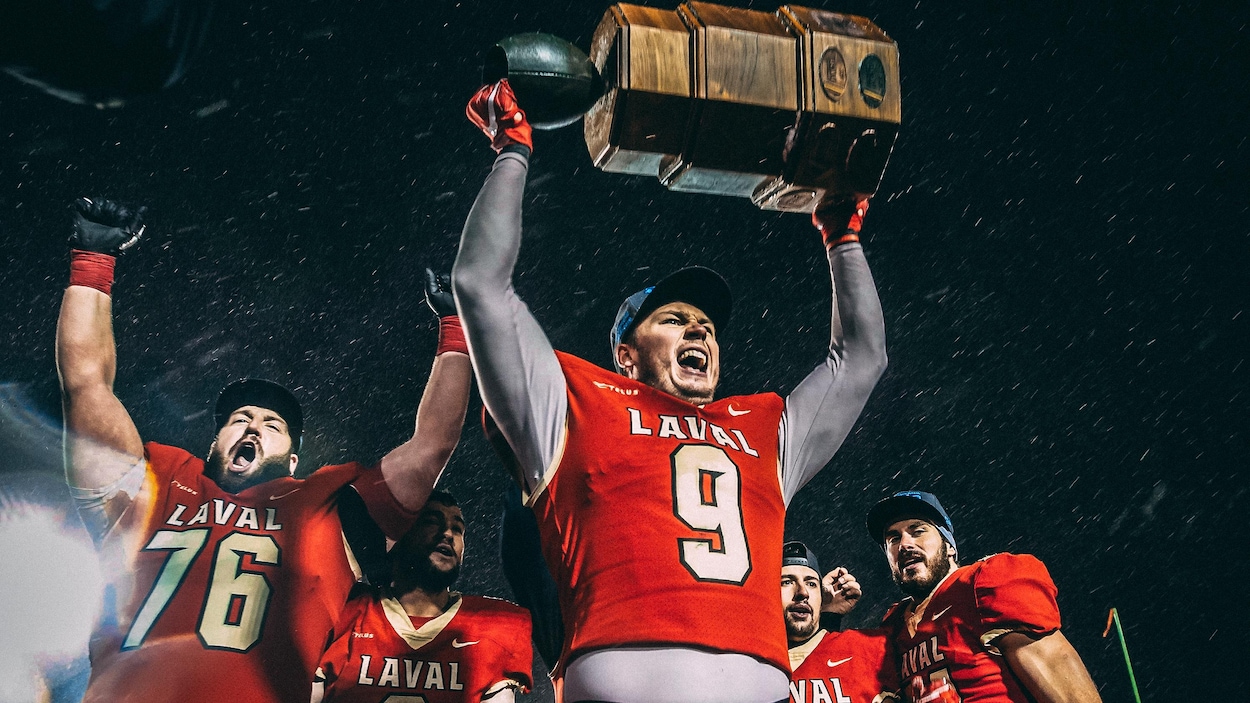 Mathieu Betts soulève la coupe Dunsmore après la victoire du Rouge et Or de l'Université Laval contre les Carabins de l'Université de Montréal, en novembre 2018. Mathieu Betts soulève la coupe Dunsmore après la victoire du Rouge et Or de l'Université Laval contre les Carabins de l'Université de Montréal, en novembre 2018.