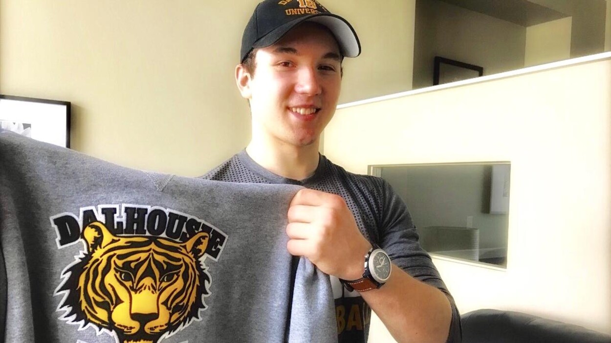 Le joueur de volleyball Mathieu Lavoie poursuivra ses études à l'Université Dalhousie Le joueur de volleyball Mathieu Lavoie poursuivra ses études à l'Université Dalhousie