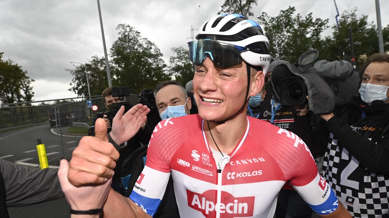Le cycliste célèbre sa victoire