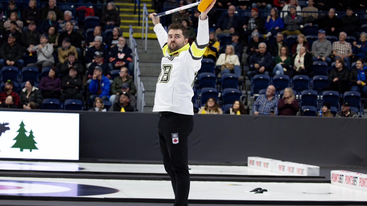 Le Canadien Matt Dunstone entame le mondial de curling de belle façon