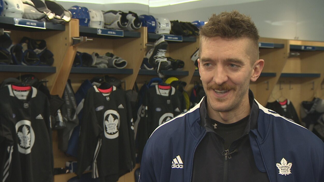 Matt Murray, en survêtement de sport aux couleurs des Maple Leafs, est debout dans le vestiaire des Maple Leafs.