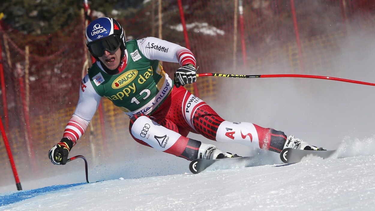 Le skieur en plein effort s'apprête à passer une porte