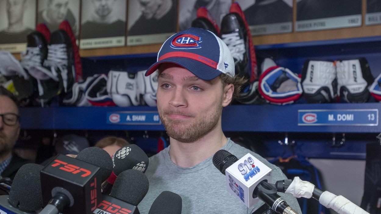 Il est en mêlée de presse dans le vestiaire du Canadien.