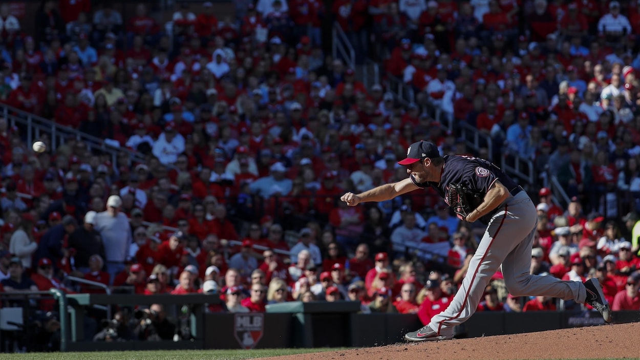 Max Scherzer lance une balle de baseball.
