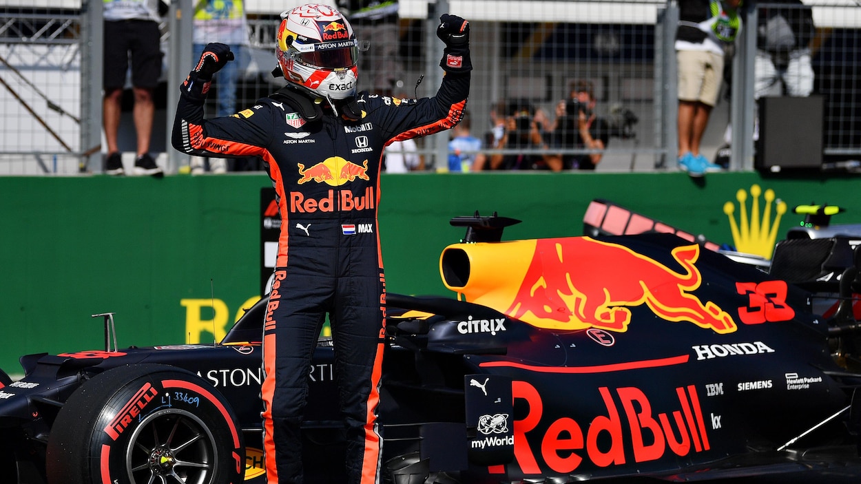 Il lève les bras après avoir obtenu la pole position du Grand Prix de Hongrie.