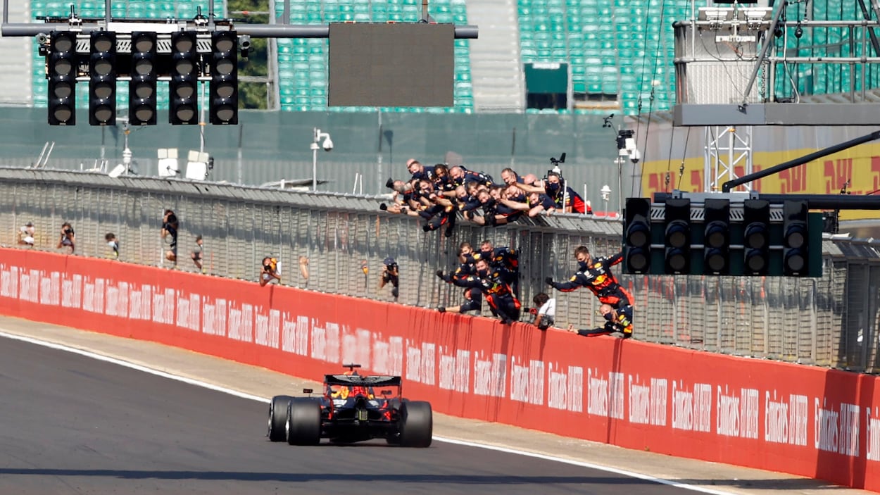 Il s'apprête à franchir la ligne d'arrivée sur le circuit de Silverstone.