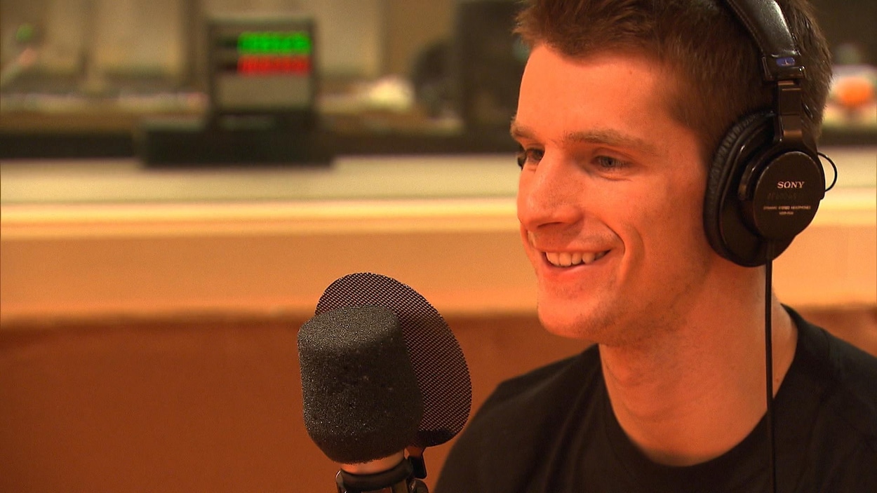 Maxence Parrot, en entrevue, dans les studios de Radio-Canada
