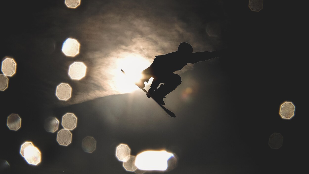 Maxence Parrot effectue un saut. Maxence Parrot effectue un saut.