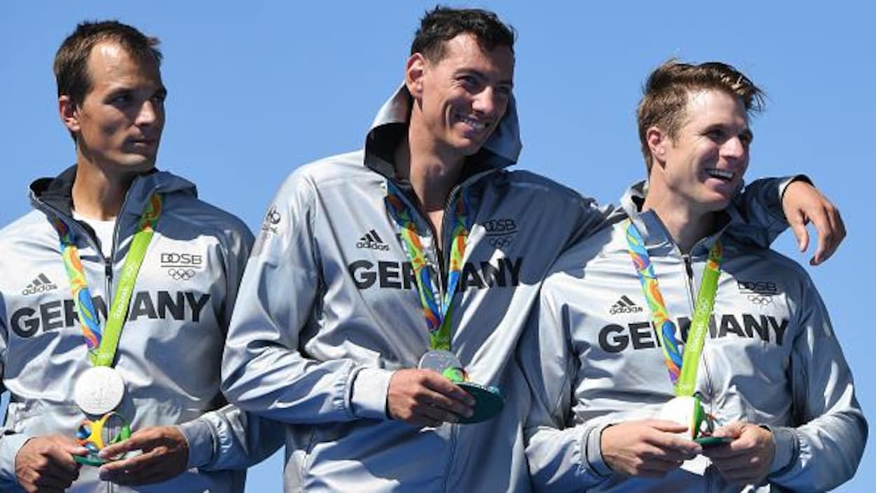 Ils sourient sur le podium.