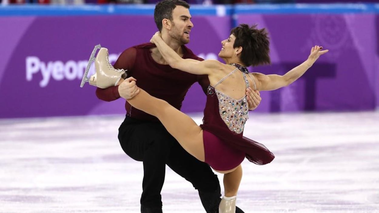 Meagan Duhamel et Eric Radford pendant le programme libre de l'épreuve par équipe Meagan Duhamel et Eric Radford pendant le programme libre de l'épreuve par équipe