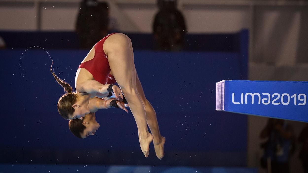 Elles effectuent un plongeon à la tour de 10 m.