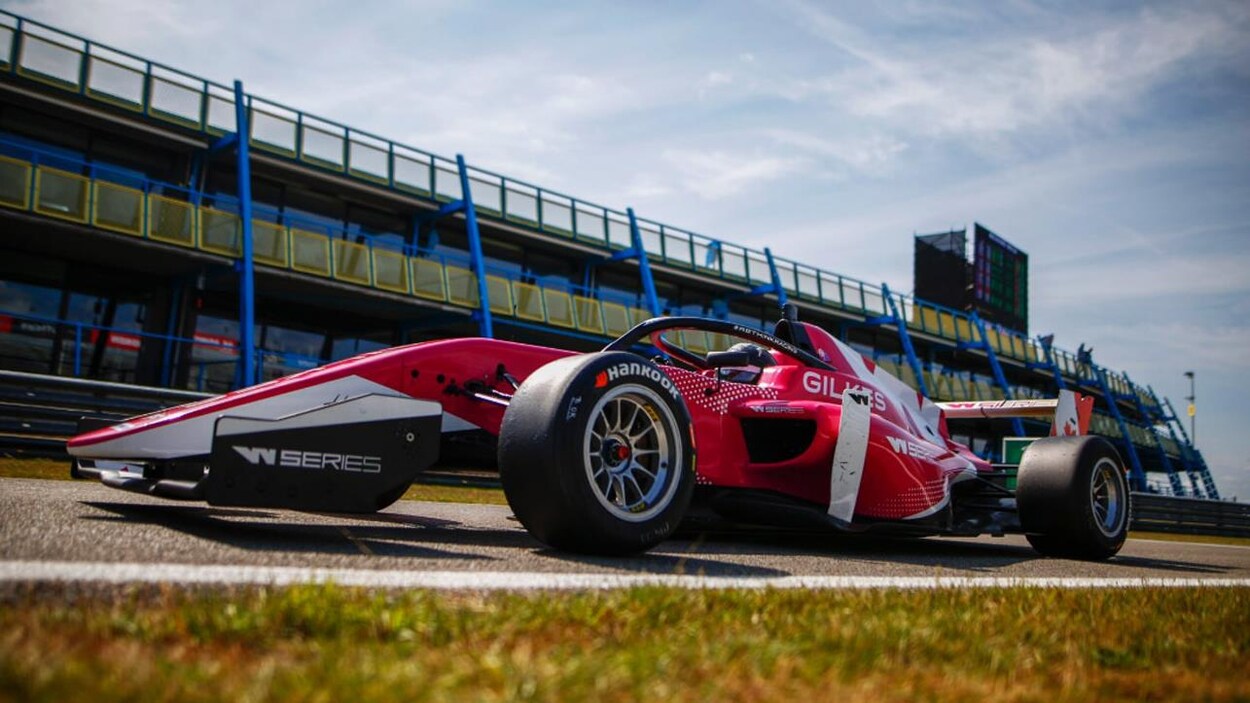 La Canadienne Megan Gilkes sur le circuit d'Assen dans sa F3 de la W Series