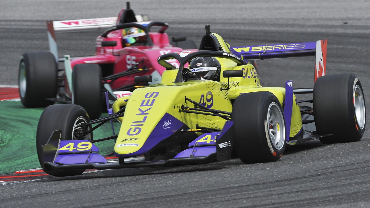Elle négocie un virage sur le circuit de Misano.