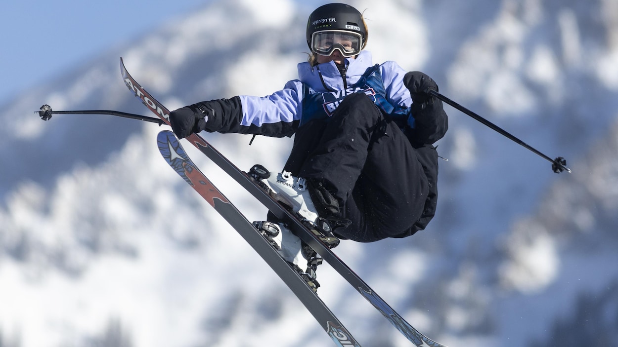 Une skieuse exécute une manœuvre dans les airs.