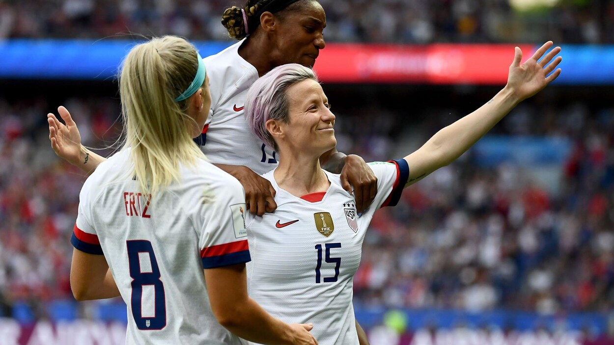 Megan Rapinoe (à droite) célèbre avec ses coéquipières.