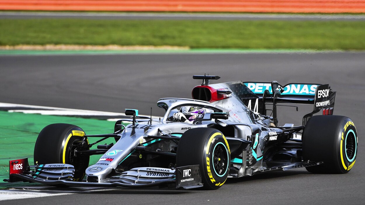 Lewis Hamilton pilote la Mercedes-Benz W11.