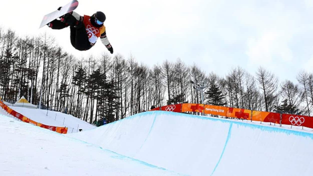 Mercedes Nicoll en pleine action aux qualifications de la demi-lune en surf des neiges demi-lune aux Jeux olympiques de Pyeongchang Mercedes Nicoll en pleine action aux qualifications de la demi-lune en surf des neiges demi-lune aux Jeux olympiques de Pyeongchang