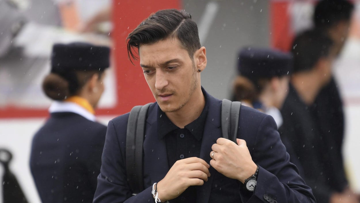 Foot: fâché, Mesut Özil tourne le dos à la Mannschaft Foot: fâché, Mesut Özil tourne le dos à la Mannschaft