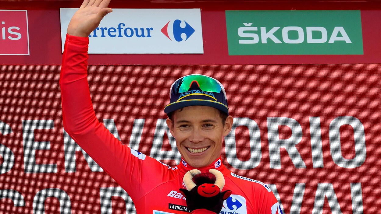 Un cycliste sourit à la foule qui l'acclame