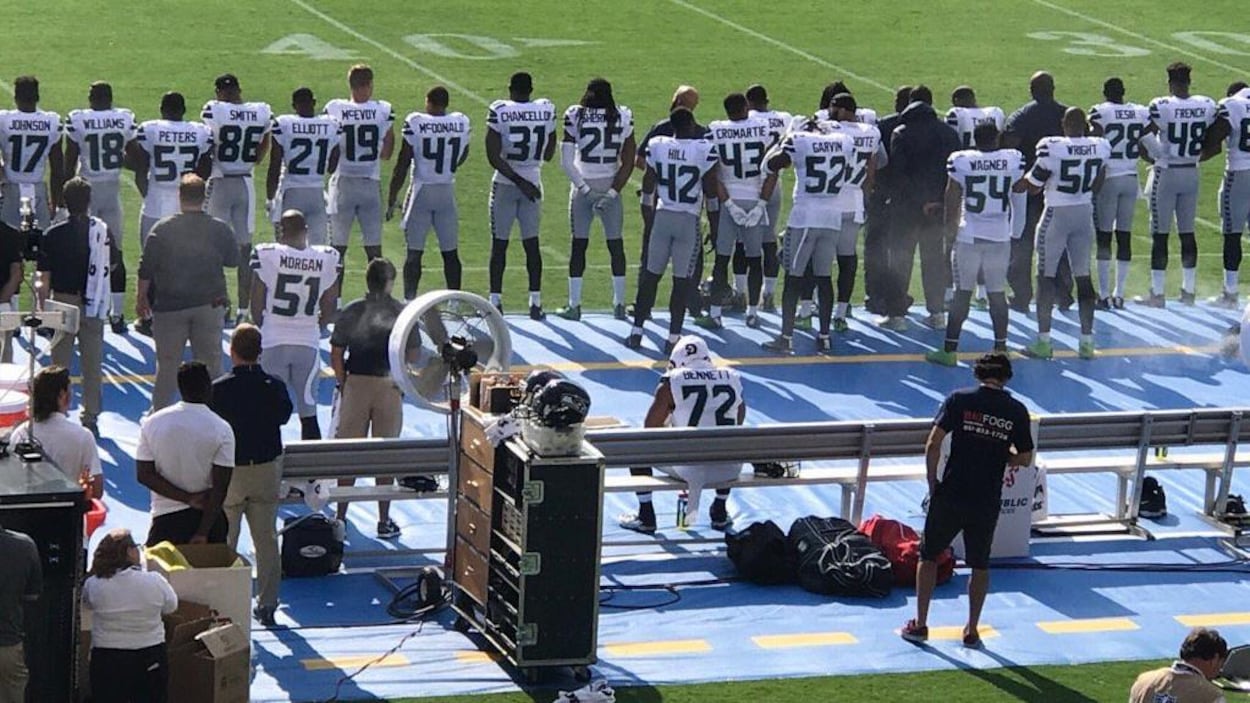 Michael Bennett a préféré rester assis pendant les hymnes nationaux