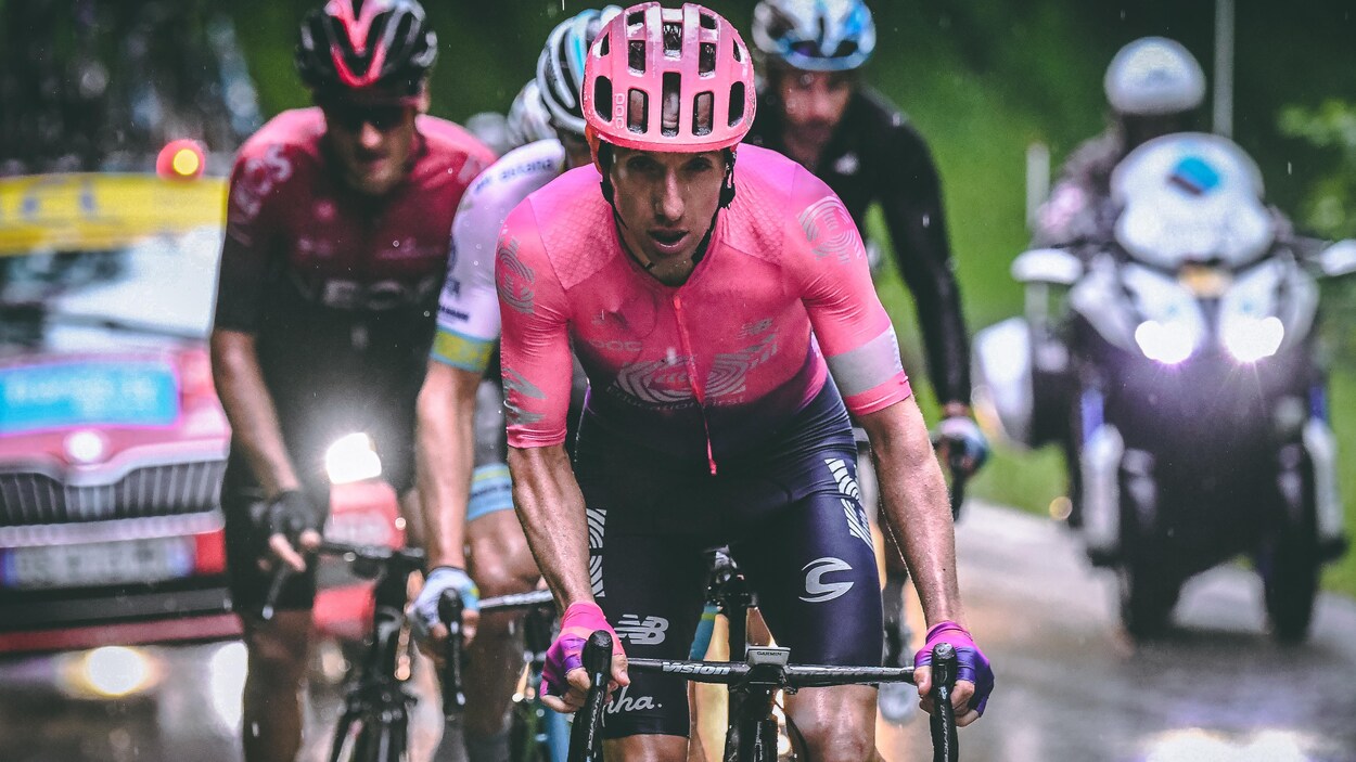 Michael Woods mène un petit groupe de cycliste pendant la septième étape du Critérium du Dauphiné, en juin 2019. Michael Woods mène un petit groupe de cycliste pendant la septième étape du Critérium du Dauphiné, en juin 2019.
