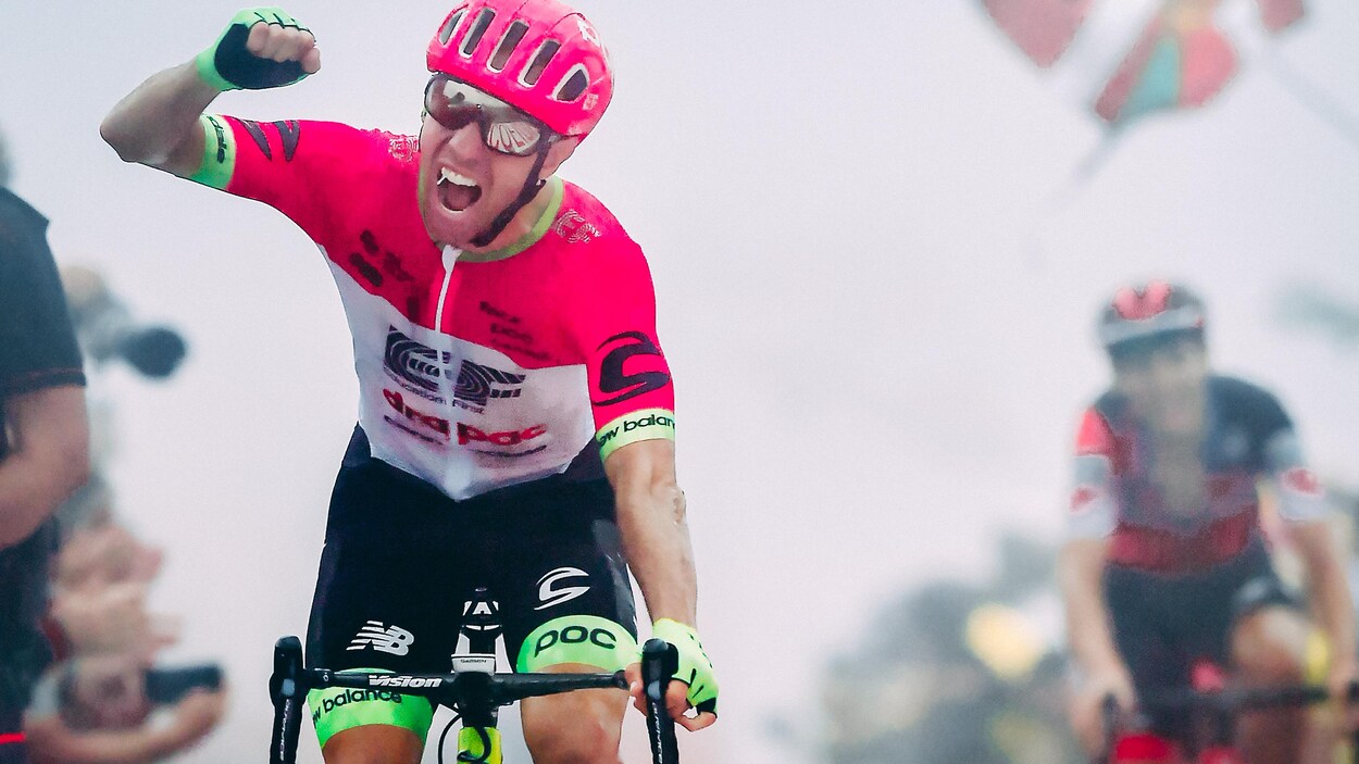 Michael Woods lève le poing en traversant le premier la ligne d'arrivée de la 17e étape de la Vuelta, le 12 septembre 2018. Michael Woods lève le poing en traversant le premier la ligne d'arrivée de la 17e étape de la Vuelta, le 12 septembre 2018.