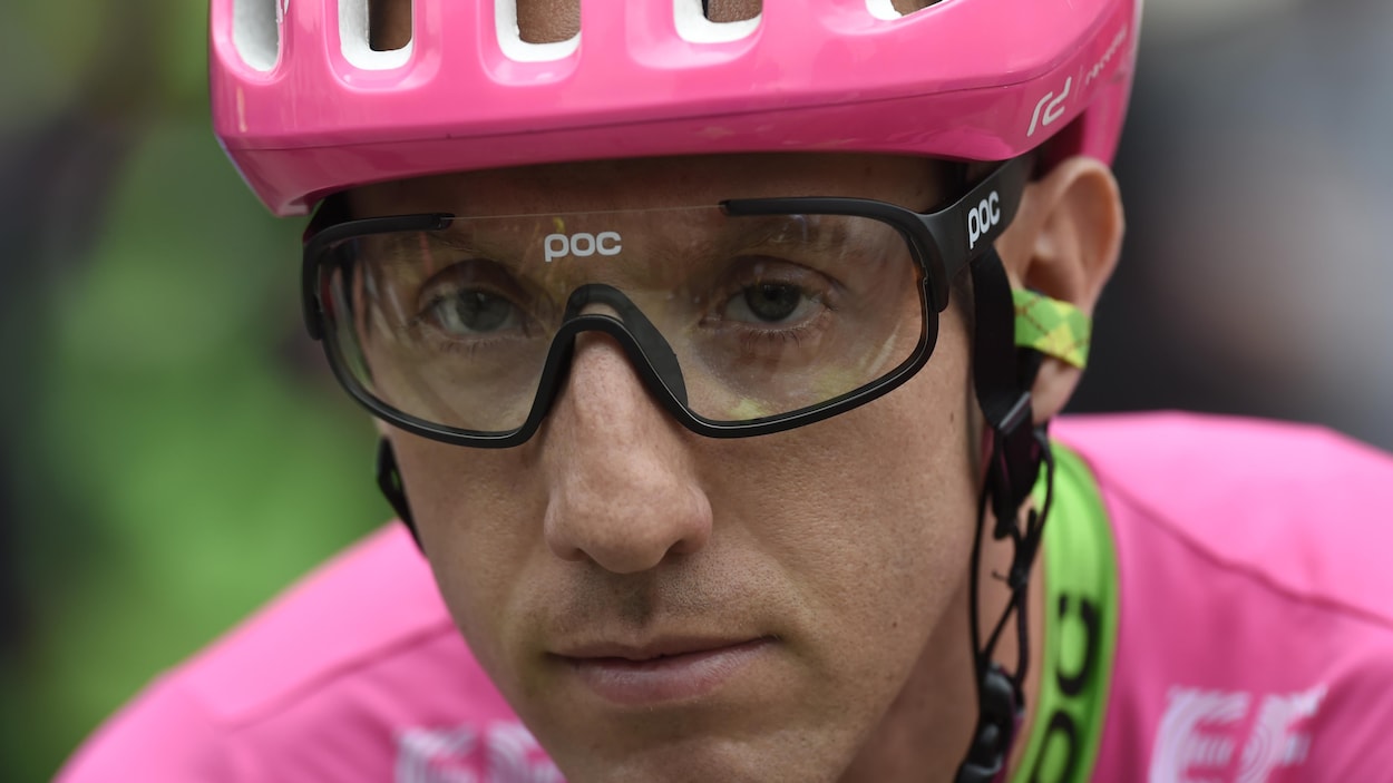 Gros plan du visage d'un cycliste