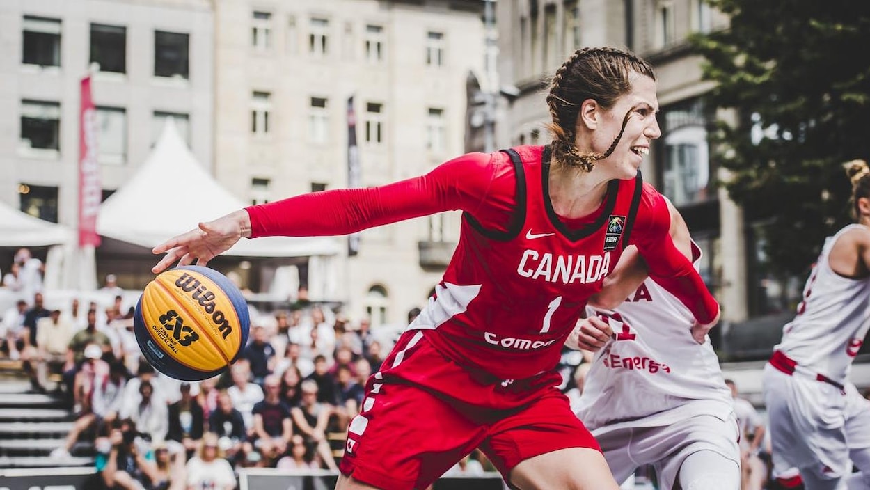 Elle dribble le ballon.