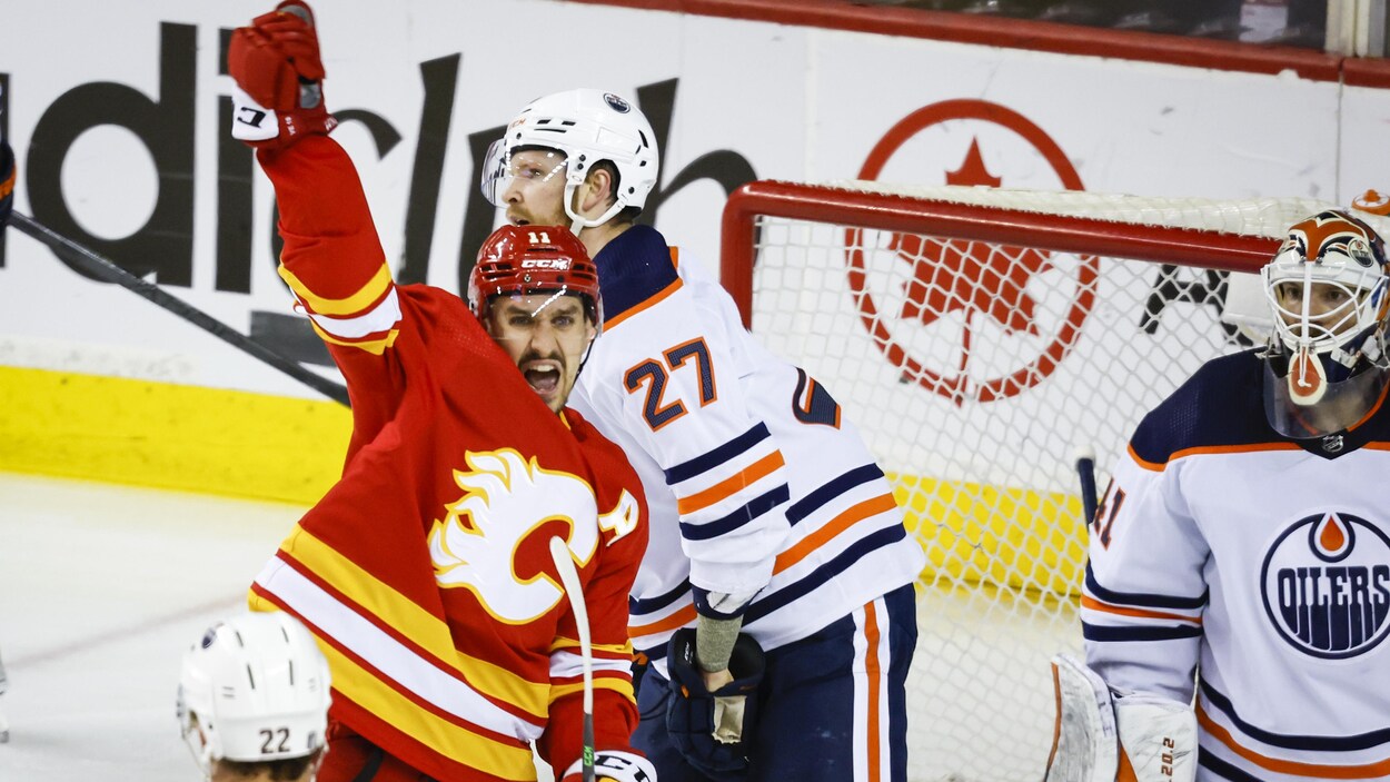 Les Flames de Calgary prolongent le contrat de Mikael Backlund et le