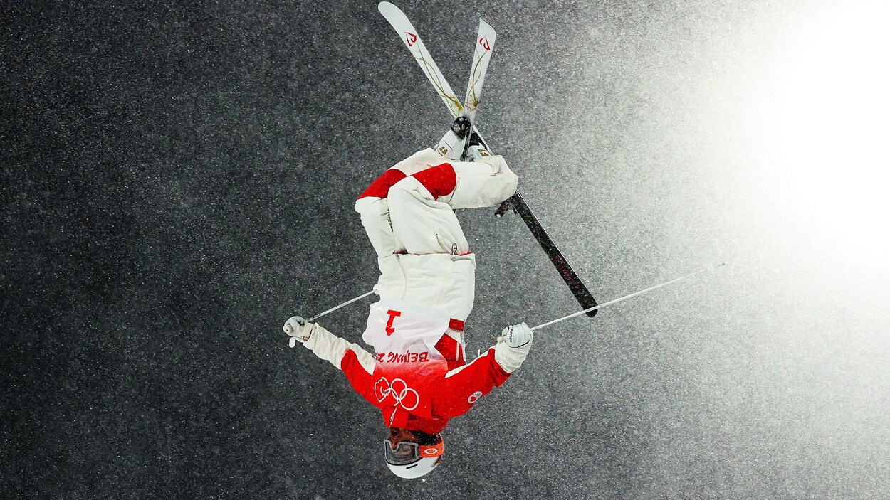 Mikaêl Kingsbury effectue un saut à l'entraînement aux Jeux olympiques de Pékin