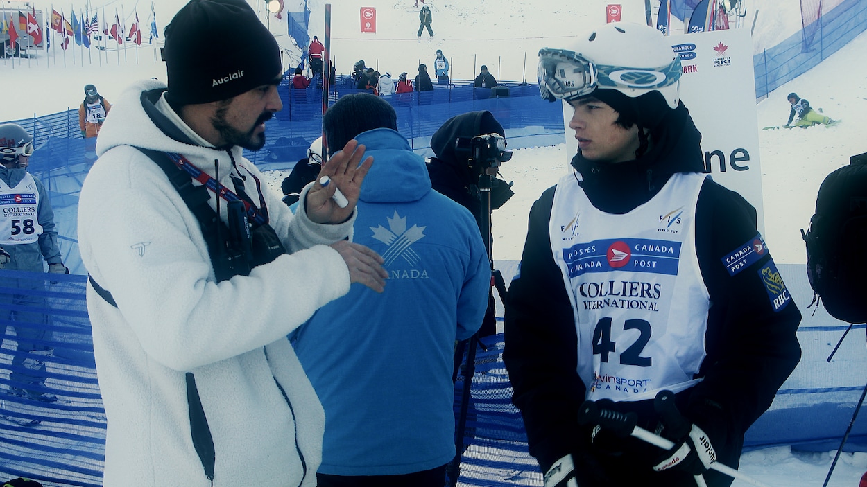 Michel Hamelin donne des directives à Mikaël Kingsbury. Michel Hamelin donne des directives à Mikaël Kingsbury.