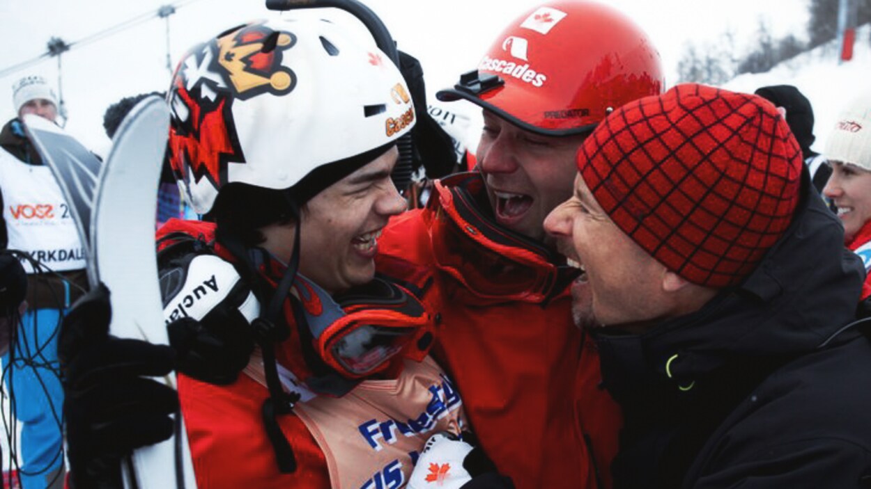 Mikaël Kingsbury (gauche), Rob Kober (droite) et le skieur Pierre-Alexandre Rousseau, en 2011 Mikaël Kingsbury (gauche), Rob Kober (droite) et le skieur Pierre-Alexandre Rousseau, en 2011