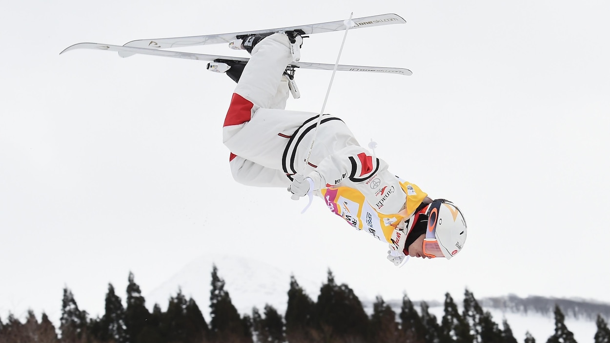 Il réalise un saut pendant une descente.