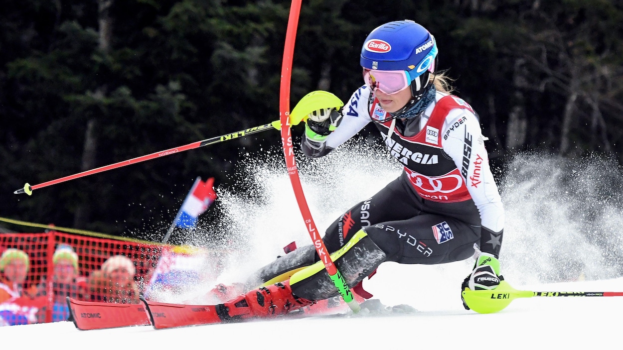 L'Américaine Mikaela Shiffrin attaque un parcours de slalom