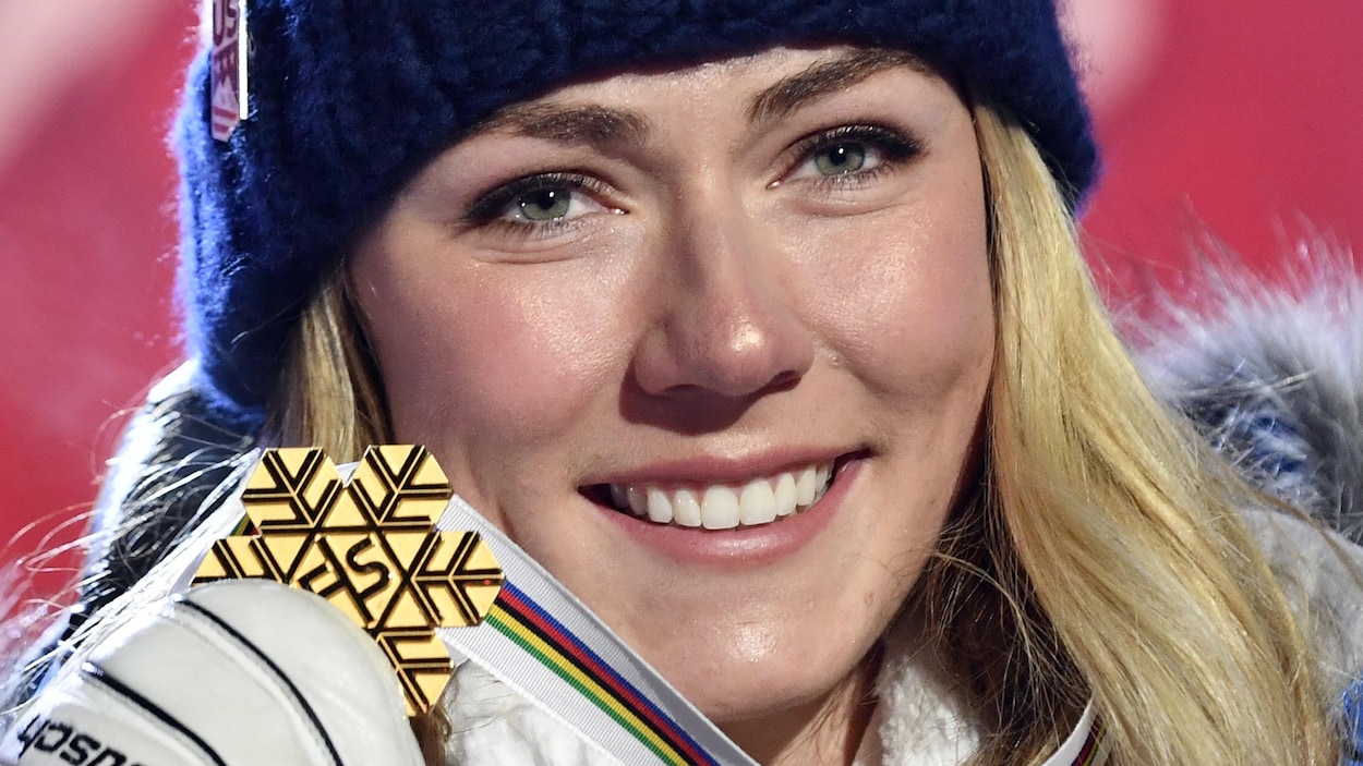 Mikaela Shiffrin montre sa médaille d'or gagnée au super-G lors des mondiaux à Are, en Suède.