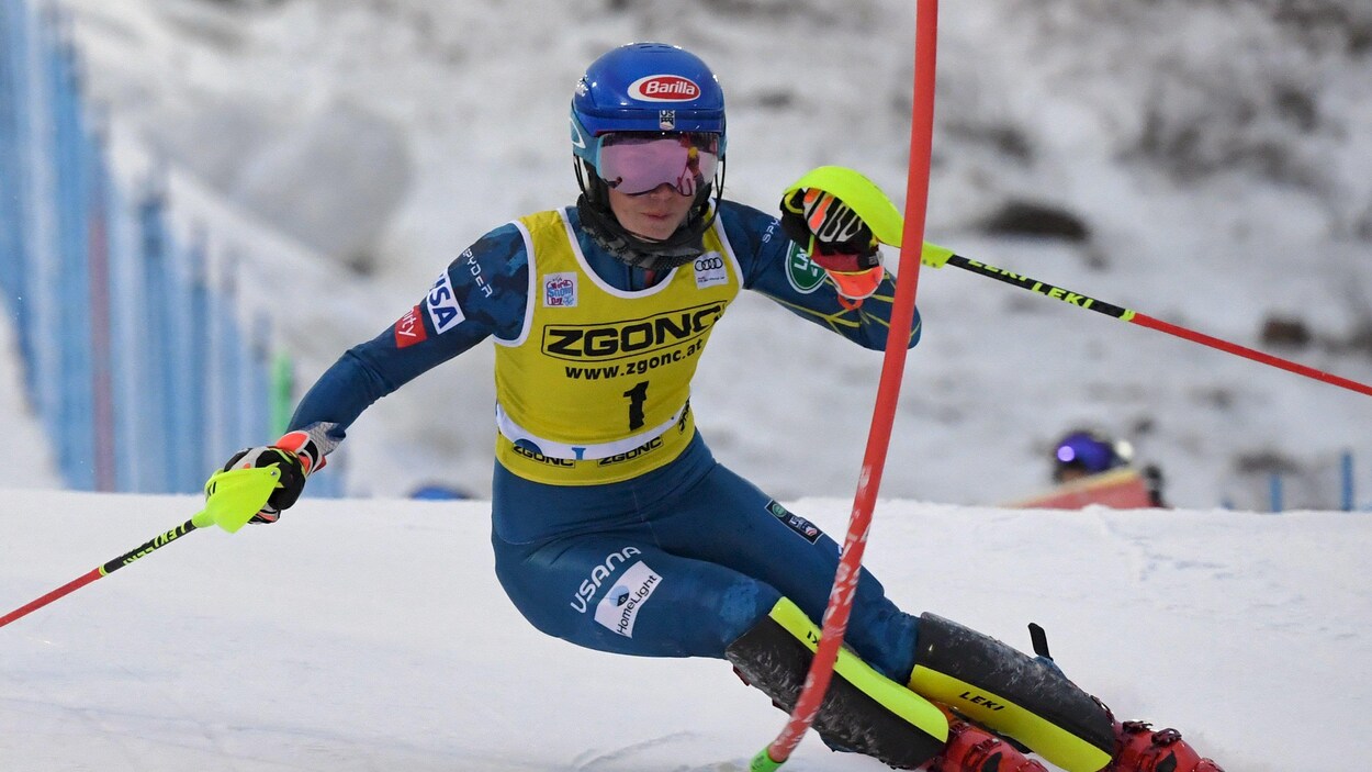 Une skieuse en pleine descente