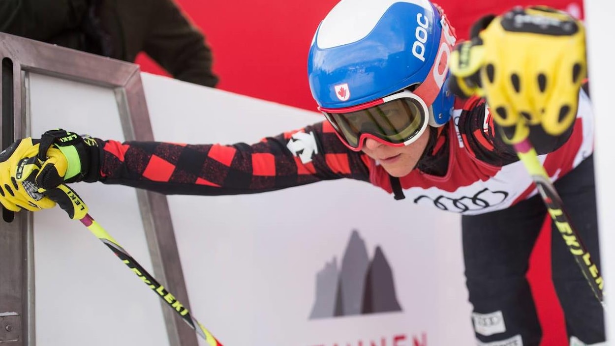 Le regard fixé vers la piste, elle se tient dans le portillon de départ.
