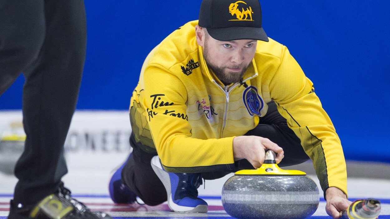 Le skip du Manitoba lance une pierre.