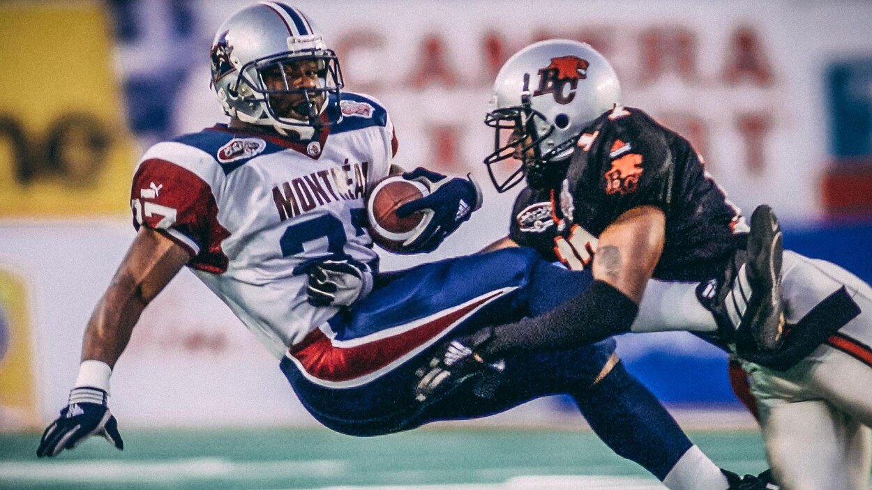 Le porteur de ballon vedette des Alouettes de Montréal Mike Pringle est plaqué par le demi de coin des Lions de la Colombie-Britannique Derrick Lewis pendant le match de la Coupe Grey, le 26 novembre 2000. Le porteur de ballon vedette des Alouettes de Montréal Mike Pringle est plaqué par le demi de coin des Lions de la Colombie-Britannique Derrick Lewis pendant le match de la Coupe Grey, le 26 novembre 2000.