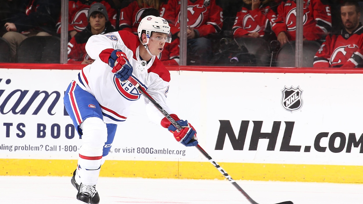Il effectue une passe sur la glace.
