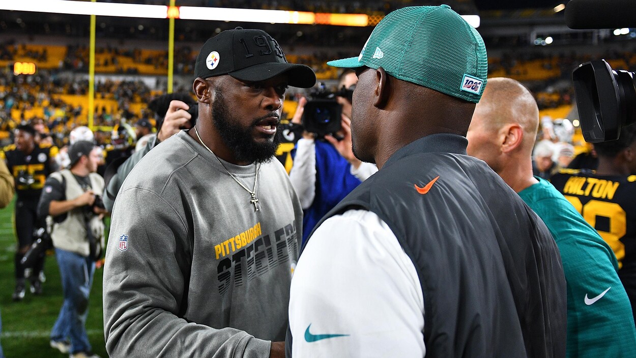 Les entraîneurs-chefs Mike Tomlin et Brian Flores se serrent la main.