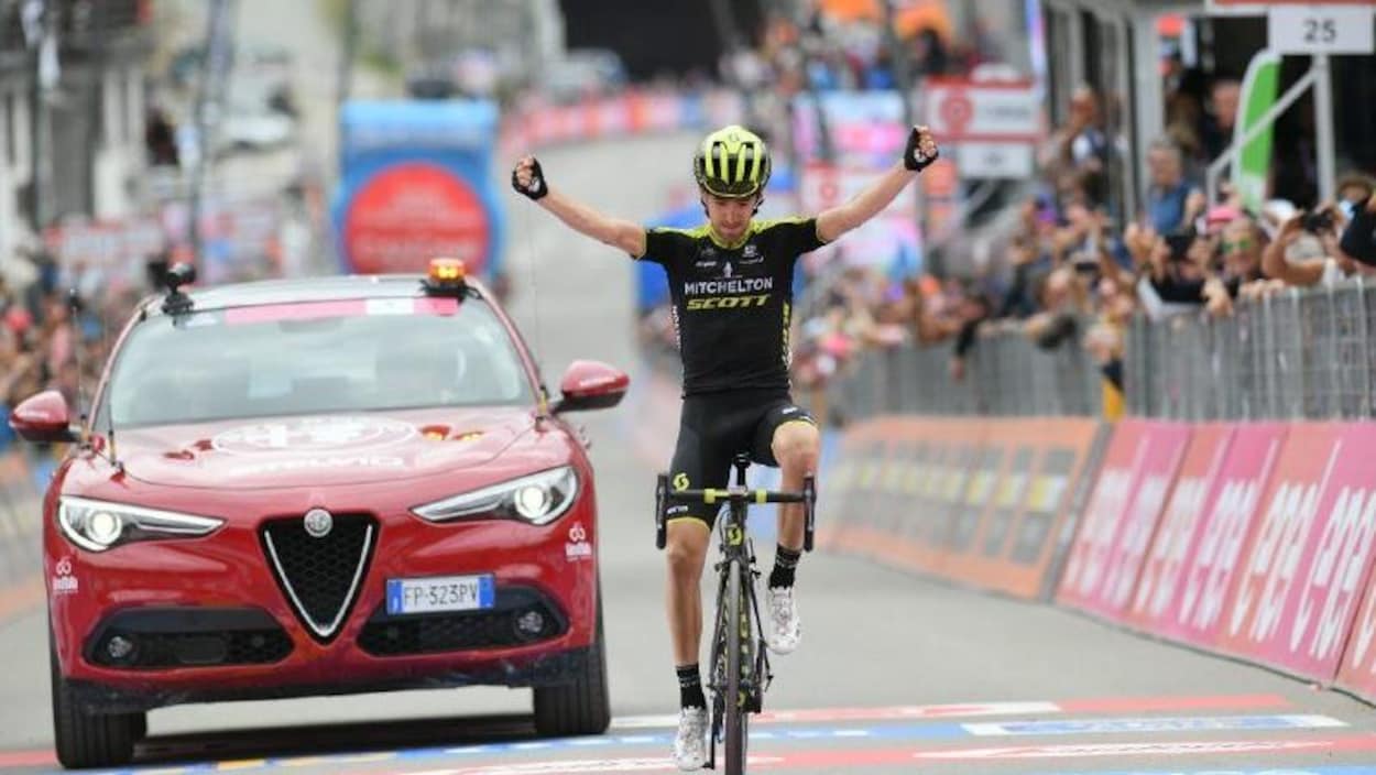 Le cycliste espagnol lève les bras en franchissant le fil d'arrivée. Le cycliste espagnol lève les bras en franchissant le fil d'arrivée.