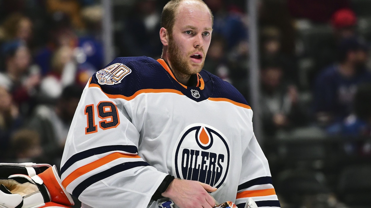 Koskinen s'apprête à remettre son masque après un arrêt de jeu.