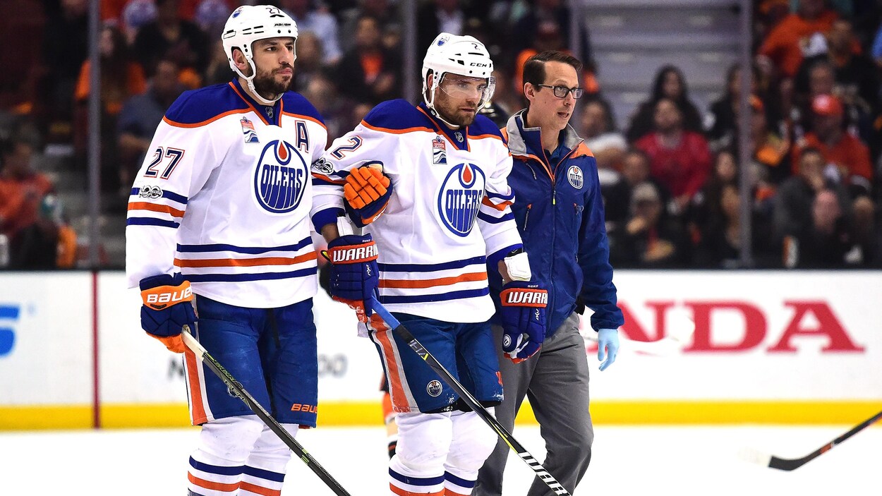 Milan Lucic (gauche) et Andrej Sekera (centre) Milan Lucic (gauche) et Andrej Sekera (centre)
