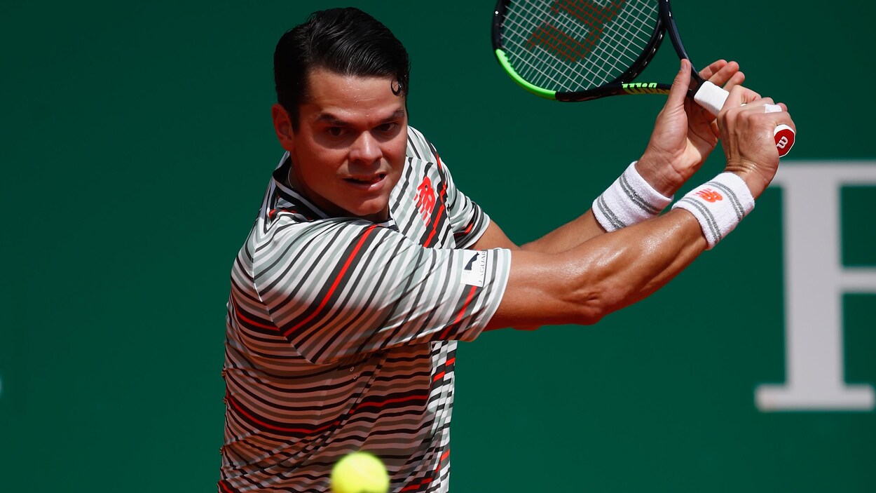 Milos Raonic fait un revers pendant un match du tournoi Masters de Monaco Milos Raonic fait un revers pendant un match du tournoi Masters de Monaco